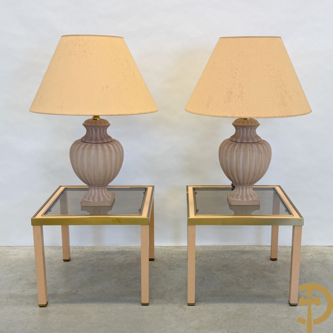Paar bijzettafels met koperafwerking en glazen fumé blad + 2 bijhorende lampadaires in terra cotta
