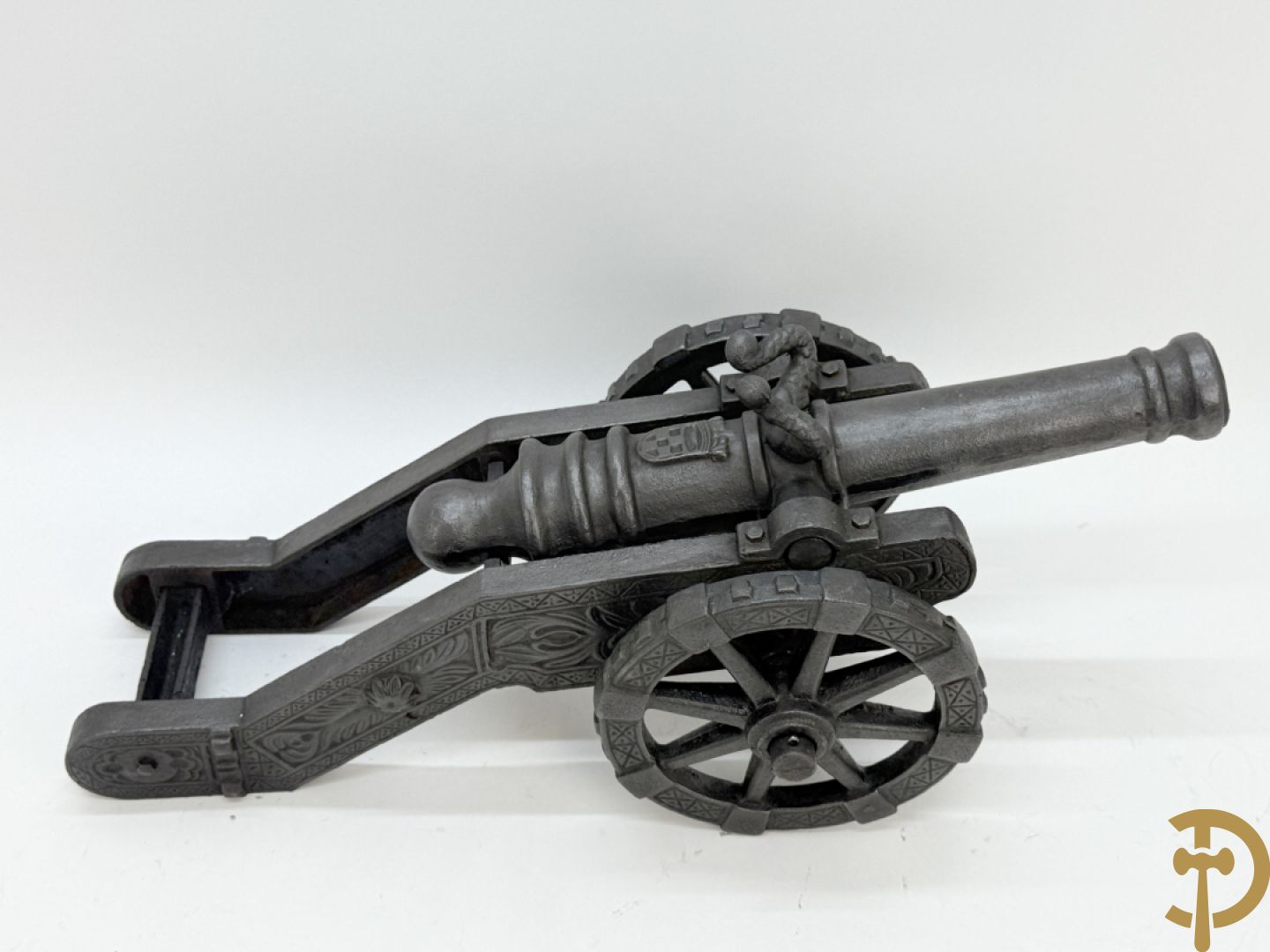 Gietijzeren miniatuurkanon met wapenschild