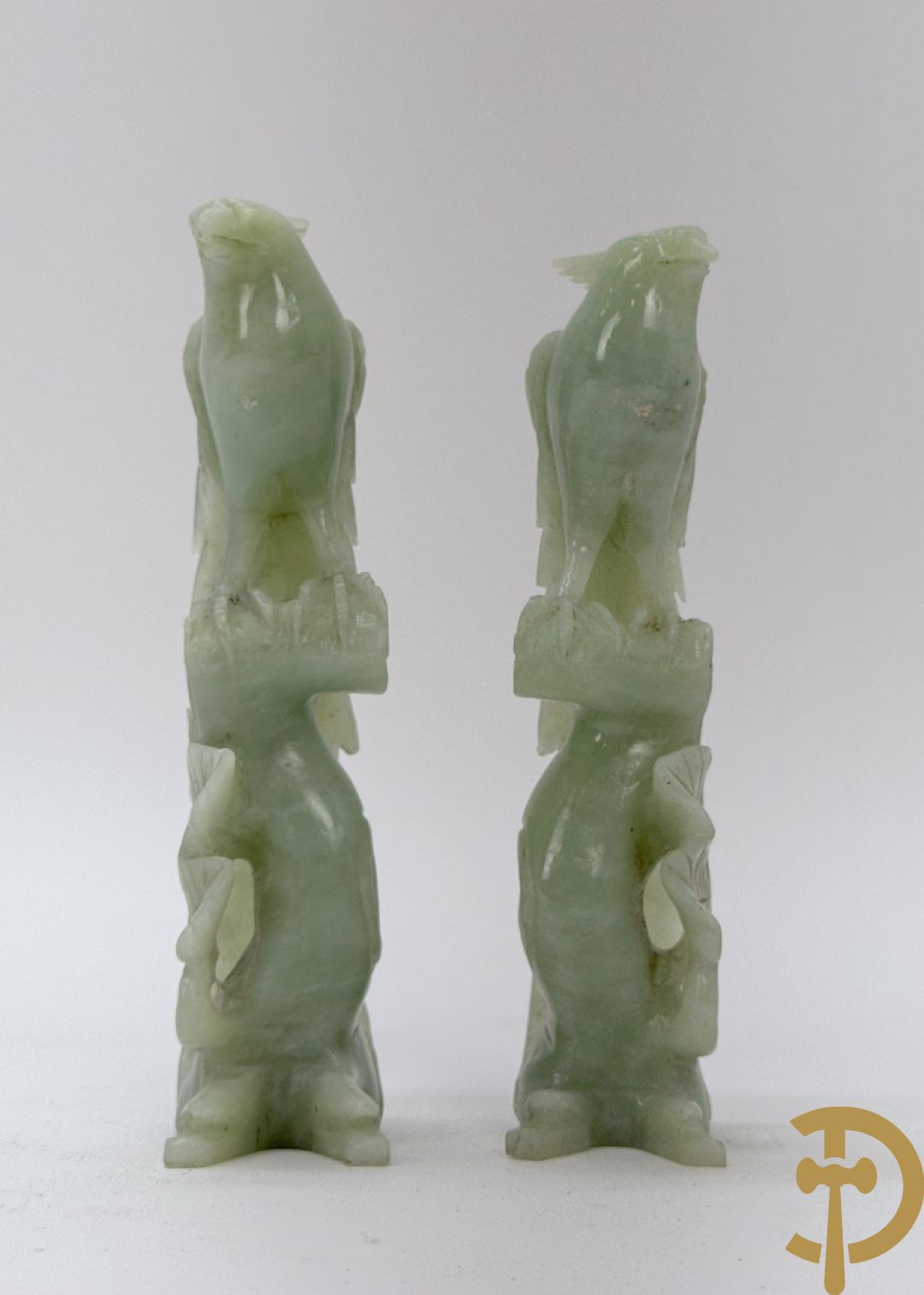 Vier Chinese handgesculpteerde vogels in jadeiet met bloemendecoratie