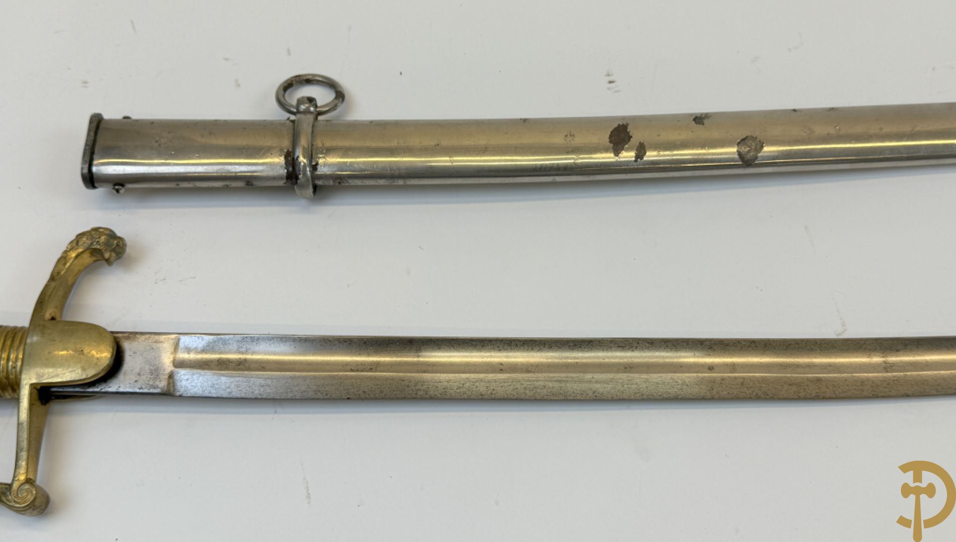 Duitse sabel met leeuwenkop in schede