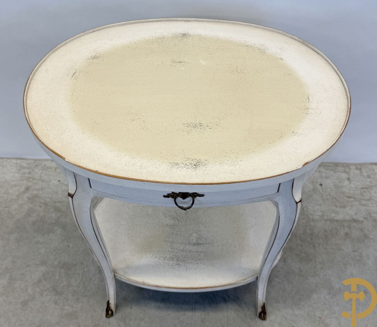Paar wit gemonochromeerde bergères Louis XVI stijl + bijzettafeltje met lade op voluutvormige pootjes