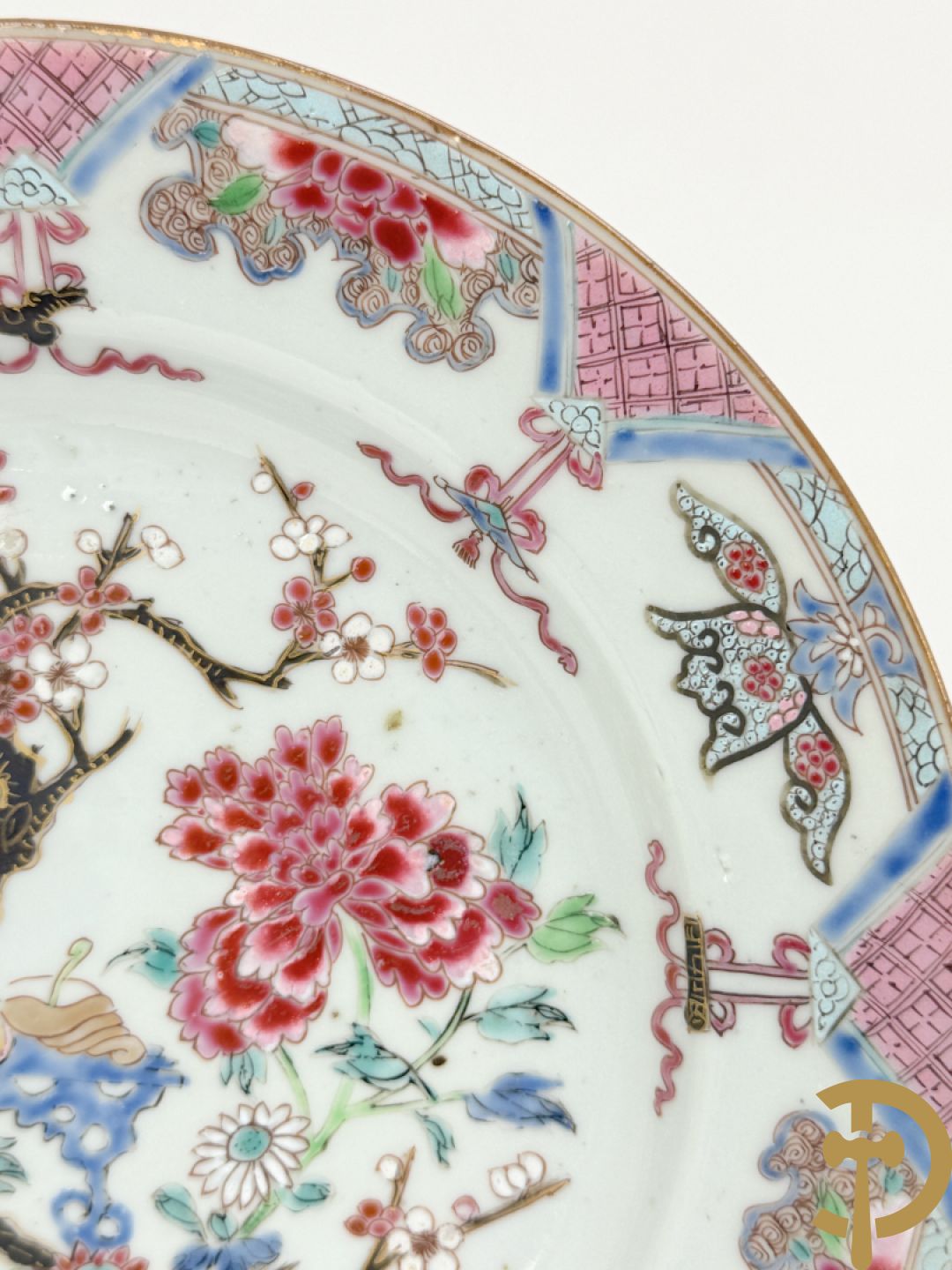 Chinese porseleinen ballustervormige vaas, King Long  + 2 porseleinen bordjes met bloemendecor + 2 bordjes met vazen- en bloemendecor + kopje en schoteltje Imari + dekselpotiche met vogel en bloemendecor