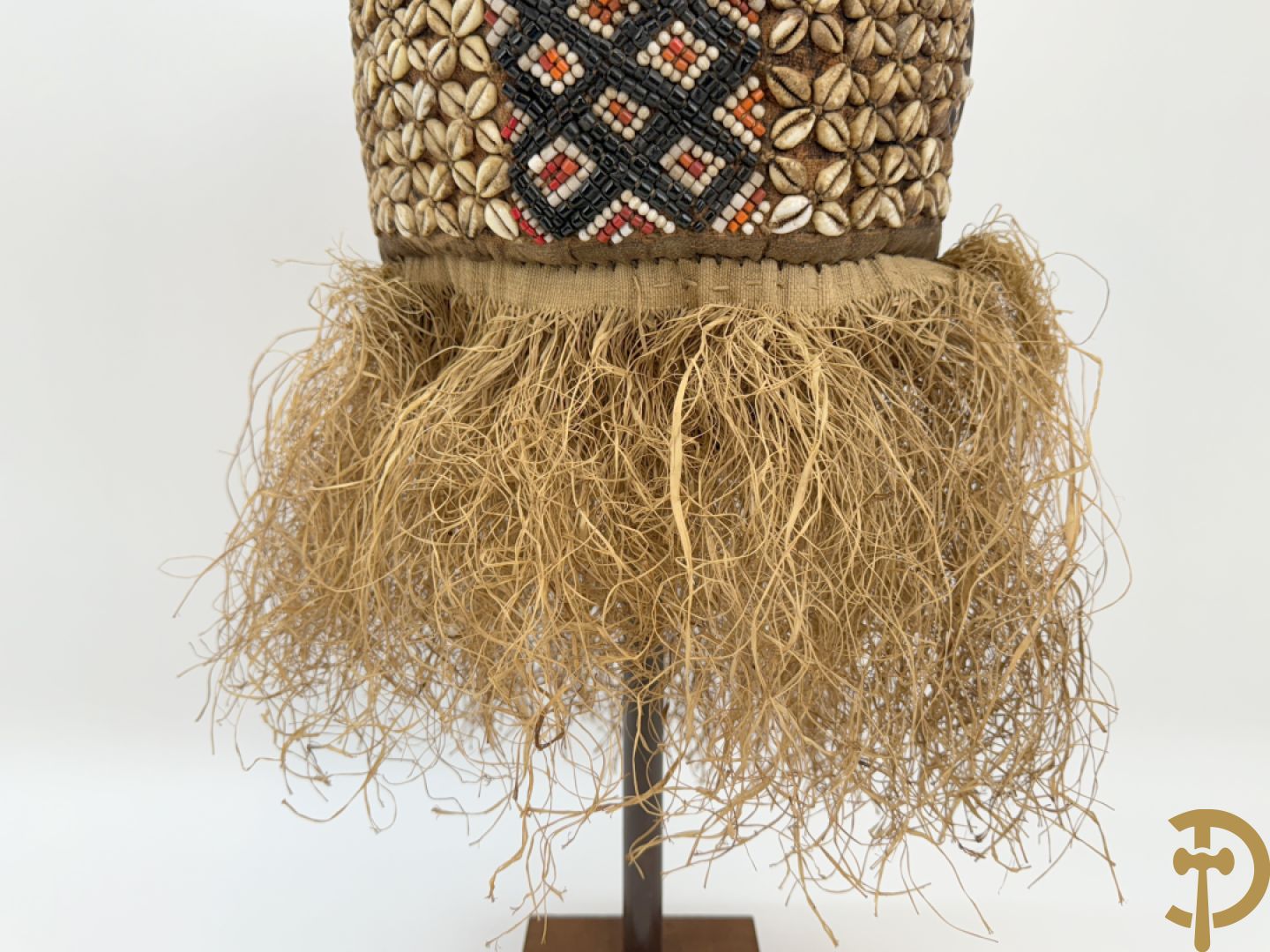 Afrikaans masker met symbolische beschildering, kralen en raffia