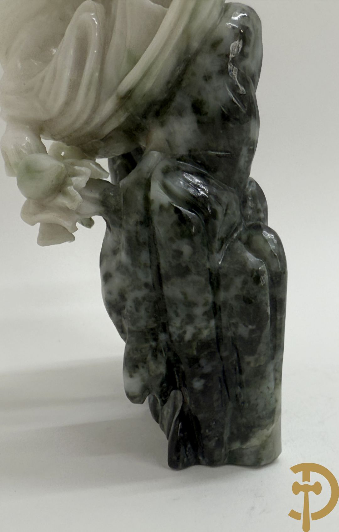 Zwart/witte nefriet sculptuur van geisha in gebergte + speksteensculptuur met bloemen + zittende boedha in nefriet + 9 kleine sculpturen in jadeiet