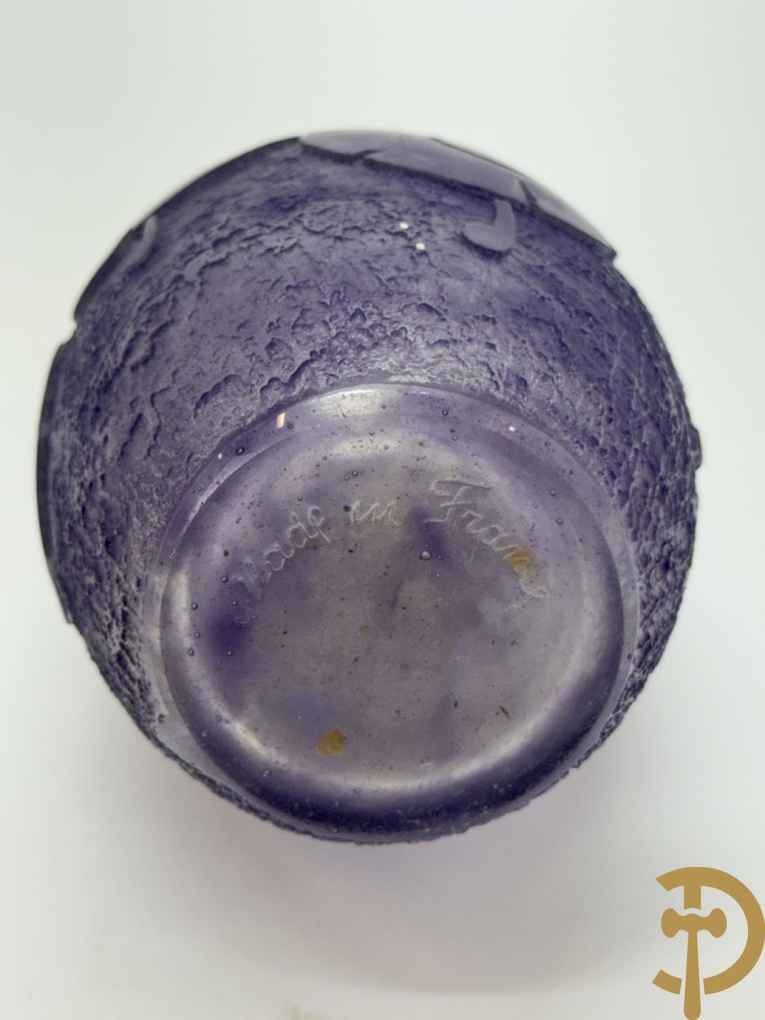 Pate de verre vaasje met bloemenmotieven, Art Deco periode, Degue getekend