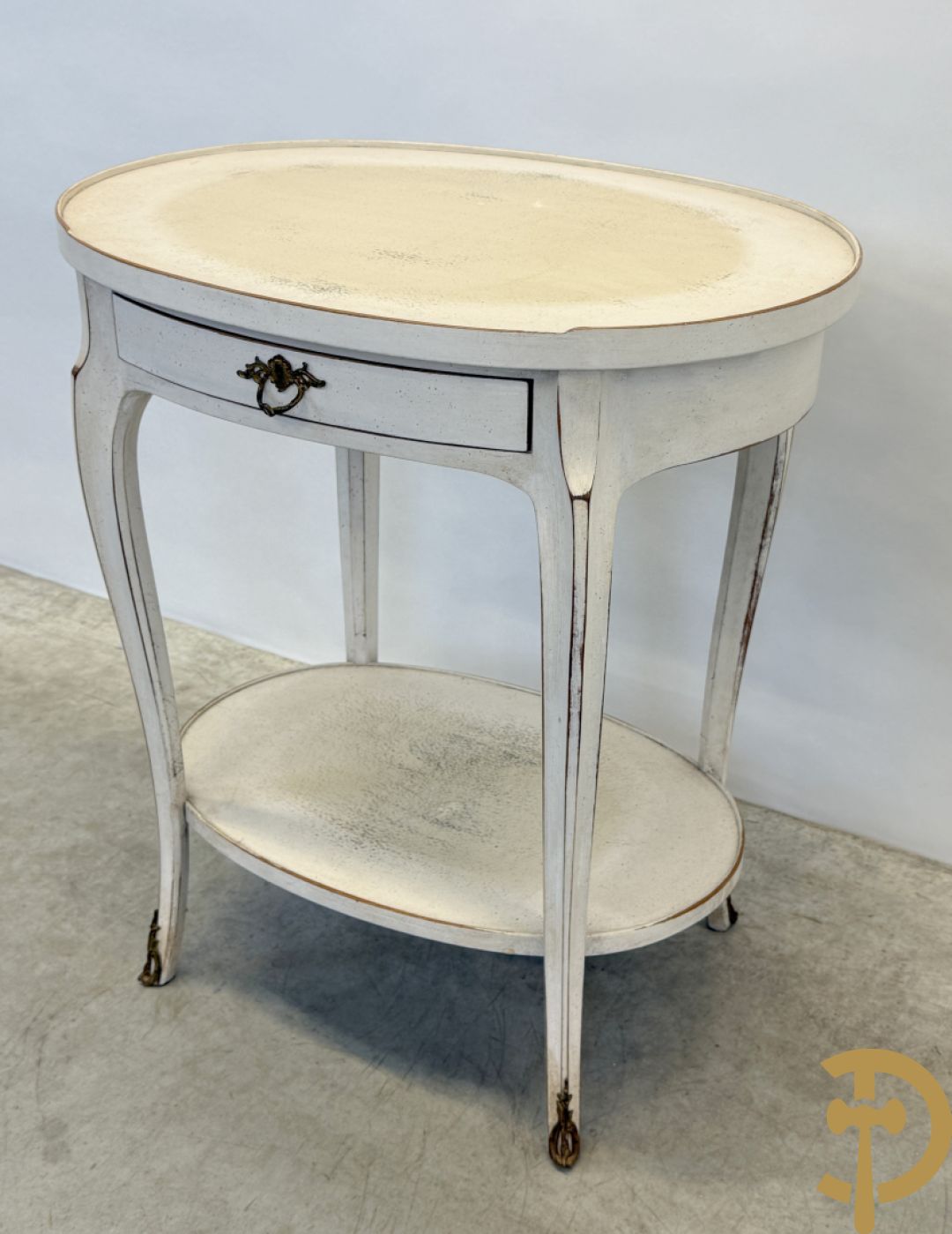 Paar wit gemonochromeerde bergères Louis XVI stijl + bijzettafeltje met lade op voluutvormige pootjes