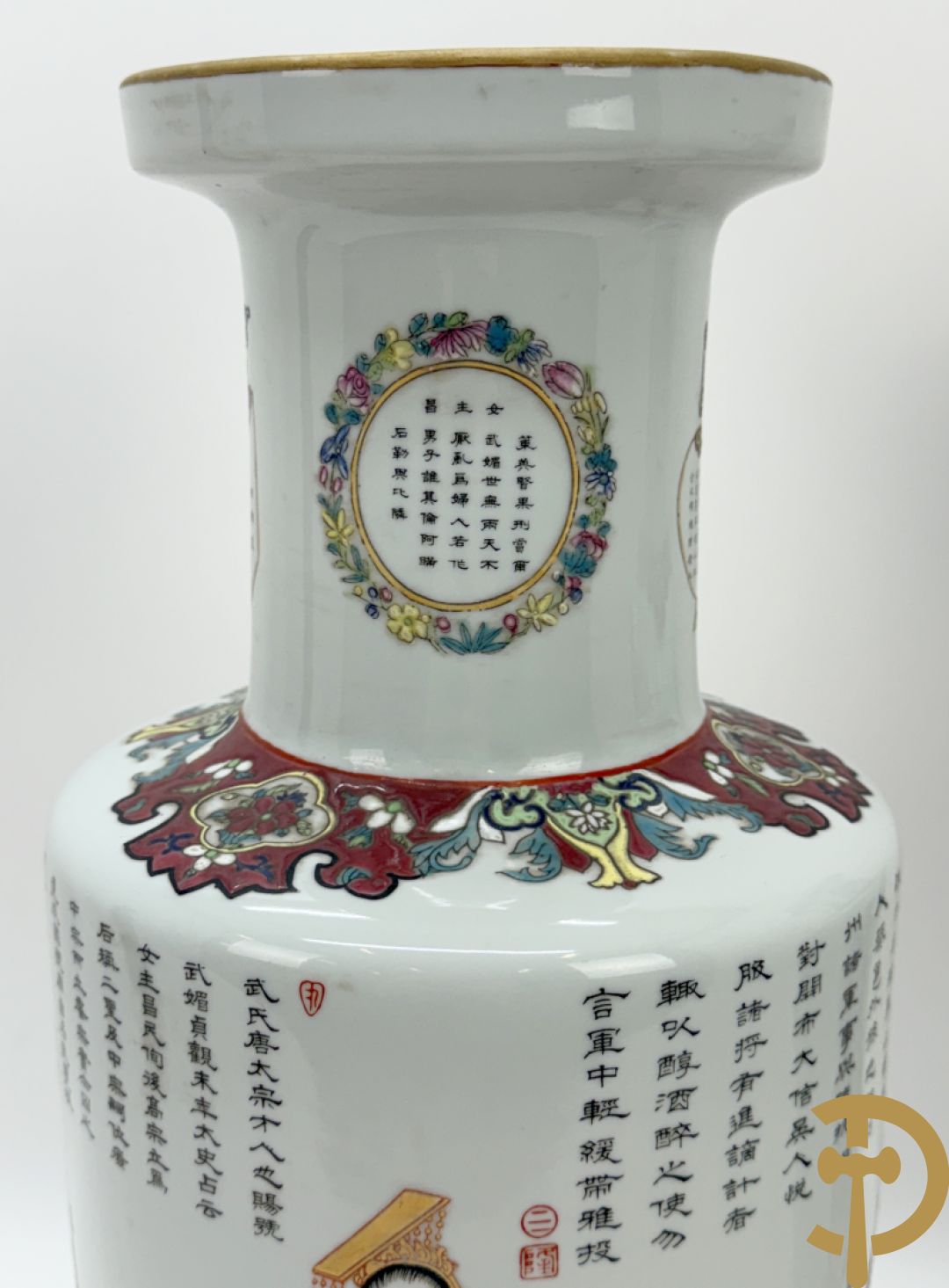 Paar porseleinen Chinese vazen met decor van personages en Chinese tekens, handgekleurd