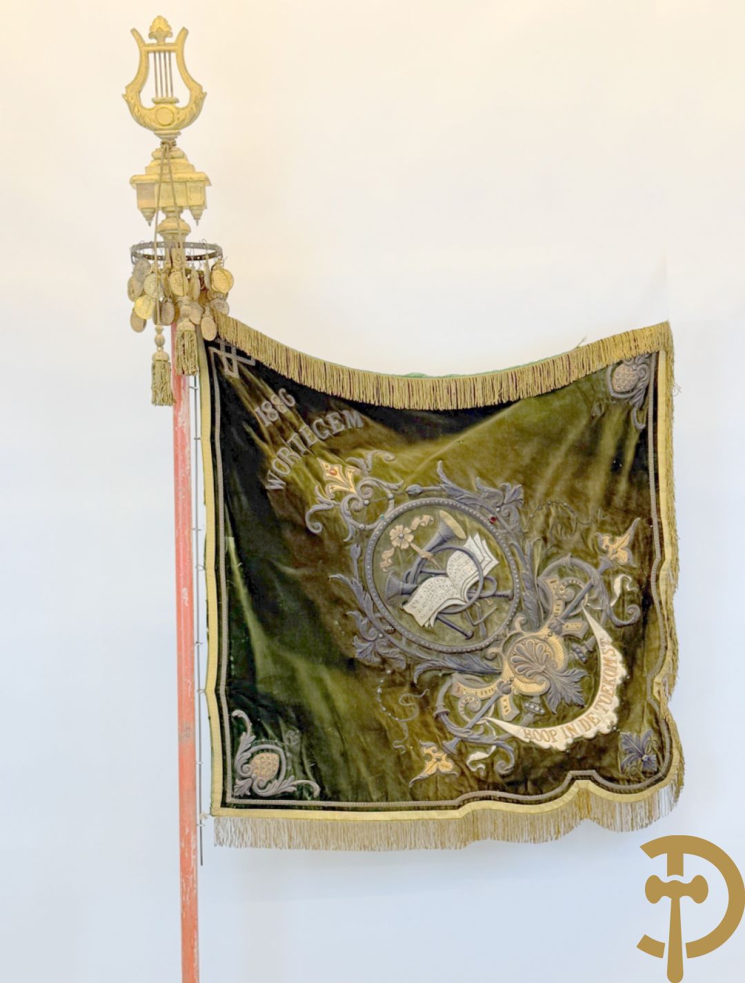 Vaandel van de muziekharmonie met goudbrocaat 