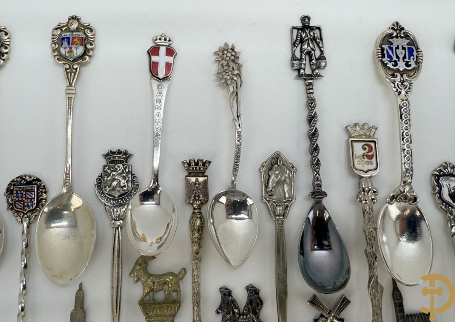 Verzameling vintage souvenirlepels met gedetailleerde steken, decoratieve emblemen en wapenschilden + vergulde lepeltjes intel 50
