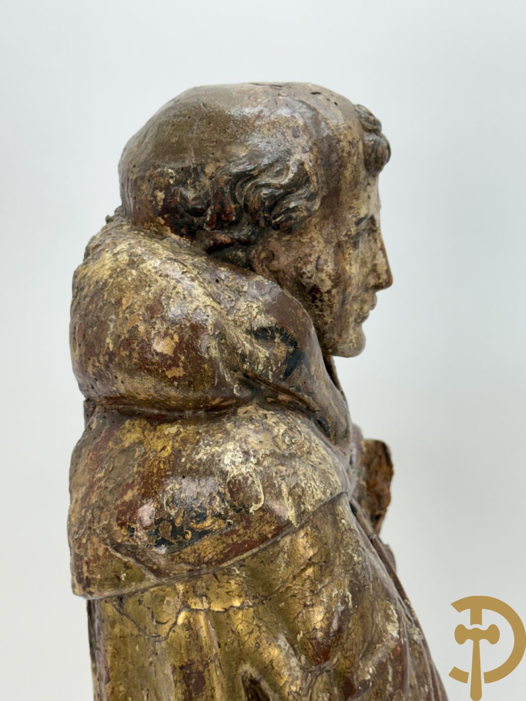 Gepolychromeerde houtsculptuur van man met mantel