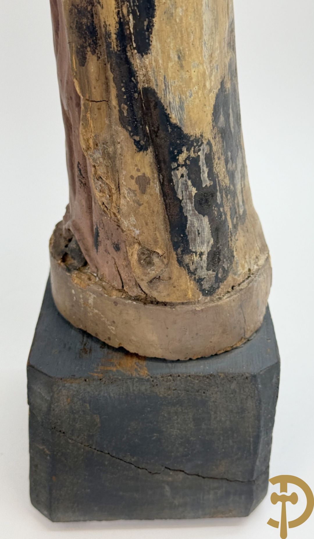 Volkse houtsculptuur van Heilige figuur met lam