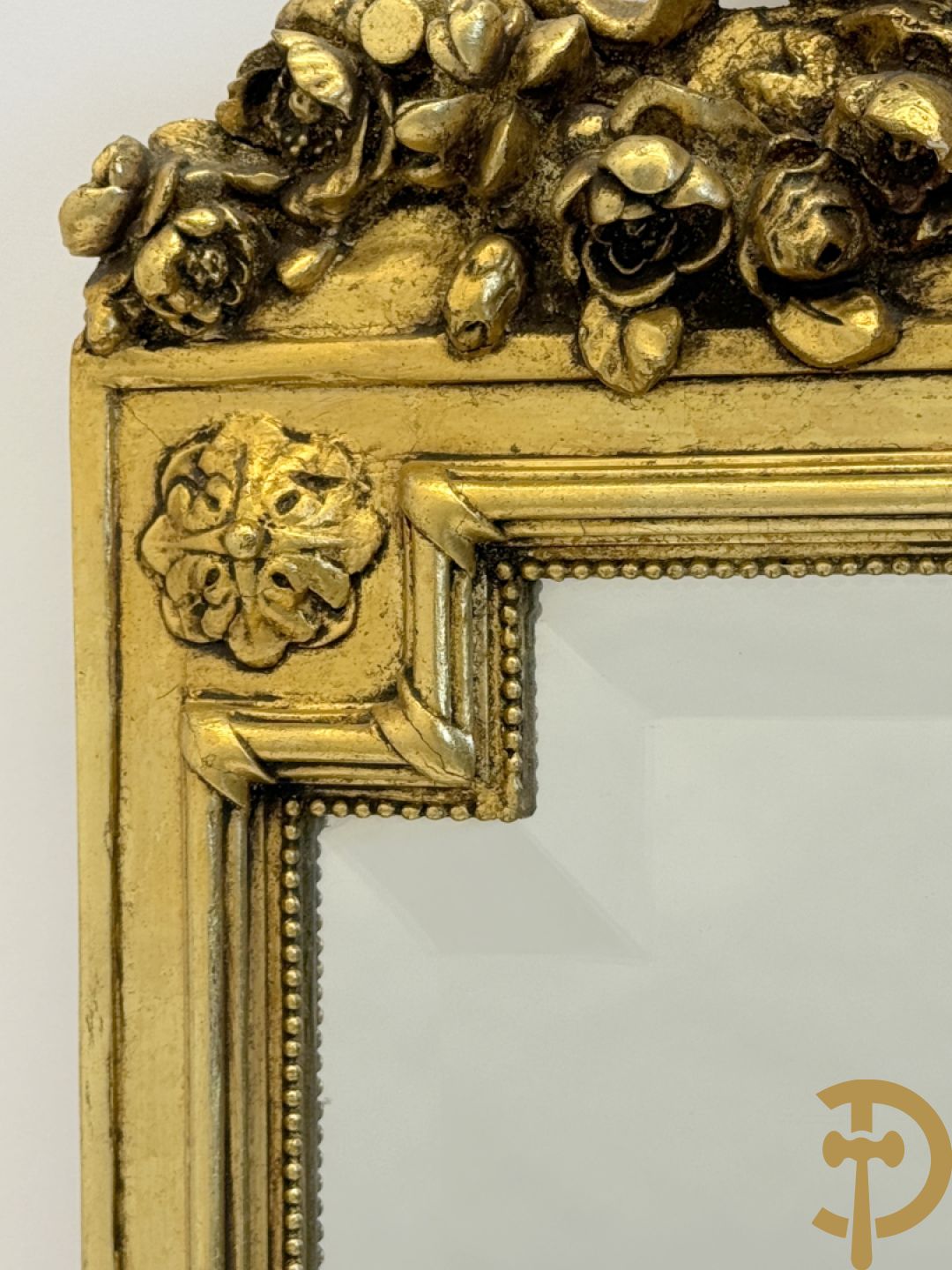 Vergulde console met Louis XVI motieven en amfoor  + vergulde spiegel met Louis XVI motieven