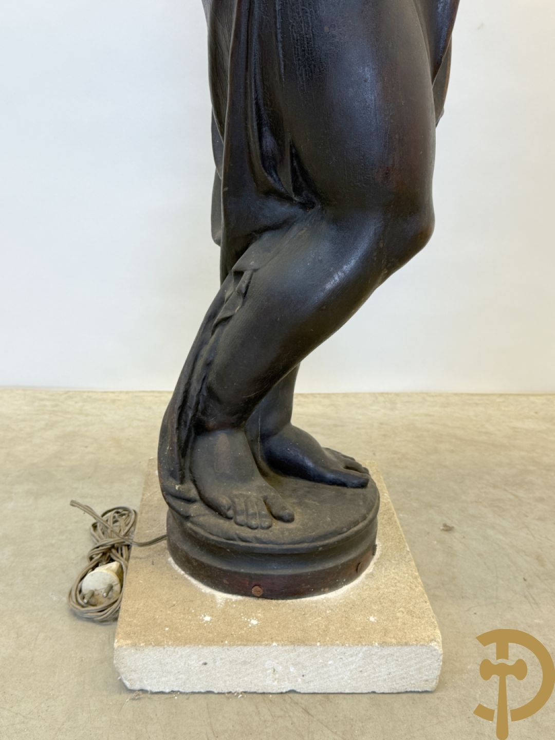 Gietijzeren gepatineerd beeld van cupido dragende een amfoor op het hoofd als lantaarn
