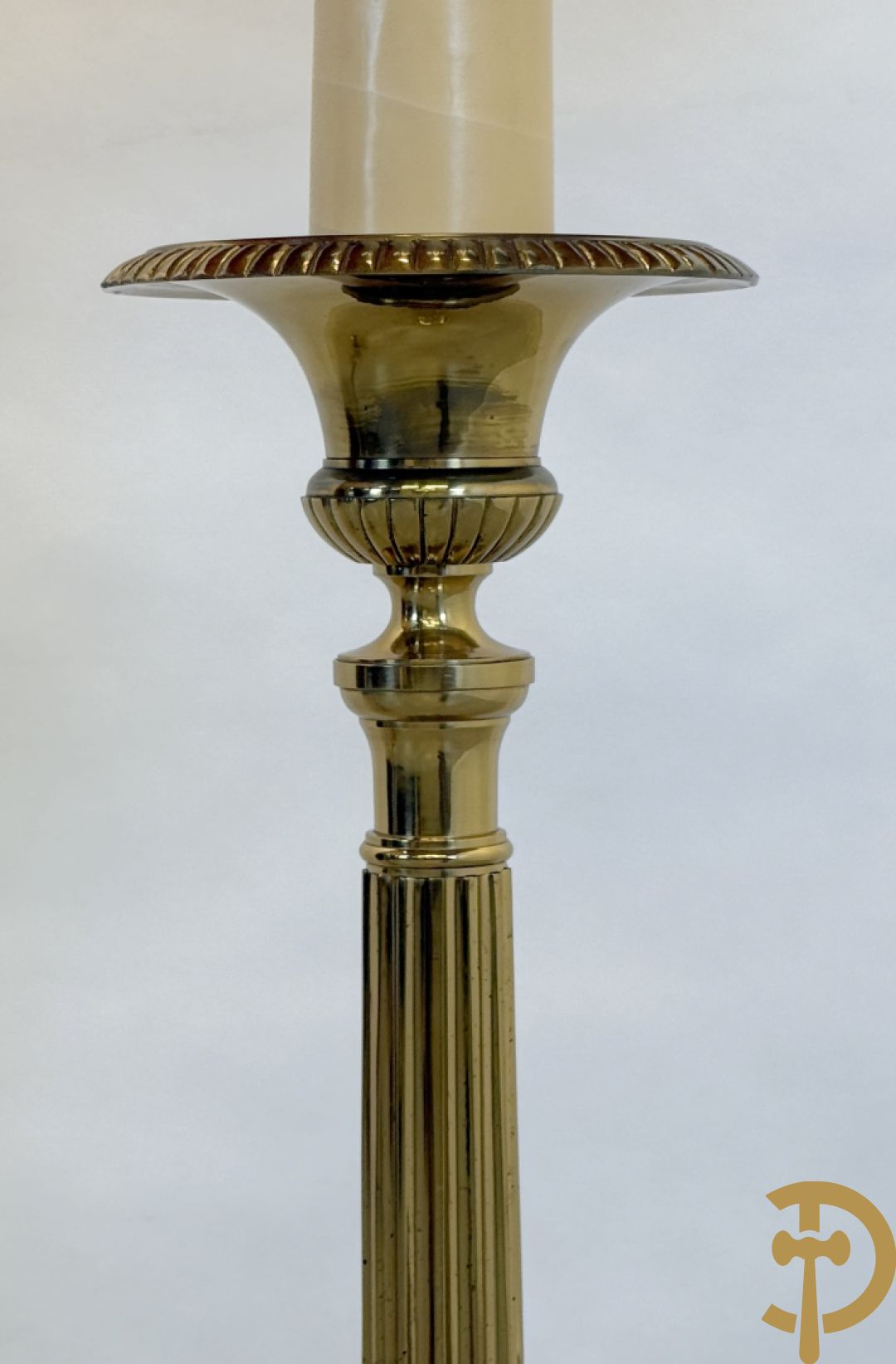 Bronzen staande koperen lampadaire op getorste voet + bronzen lampadaire op gecanneleerde voet