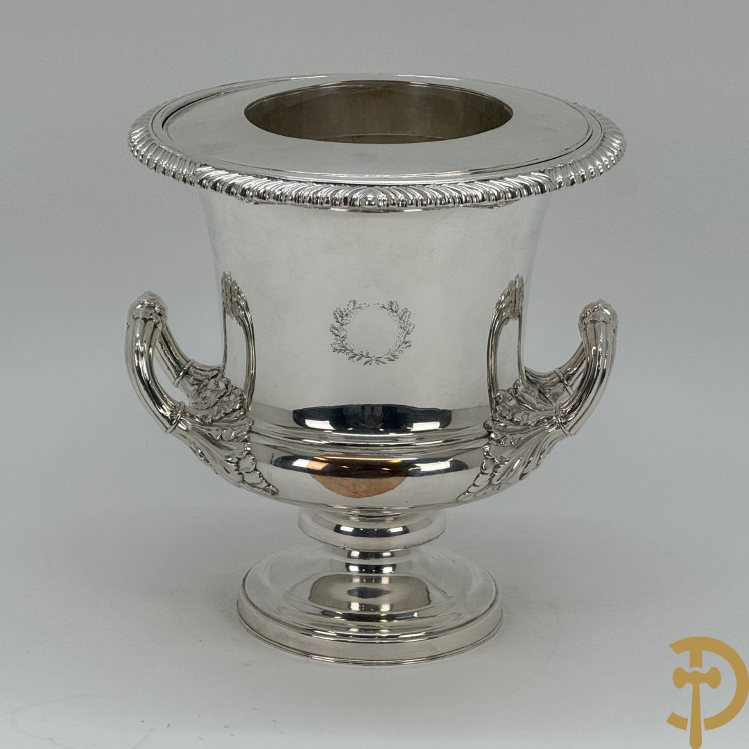 Verzilverde champagne emmer met 2 oren en embleem van larierkrans
