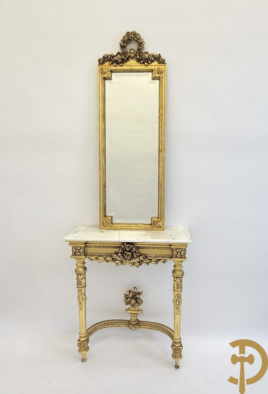 Vergulde console met Louis XVI motieven en amfoor  + vergulde spiegel met Louis XVI motieven