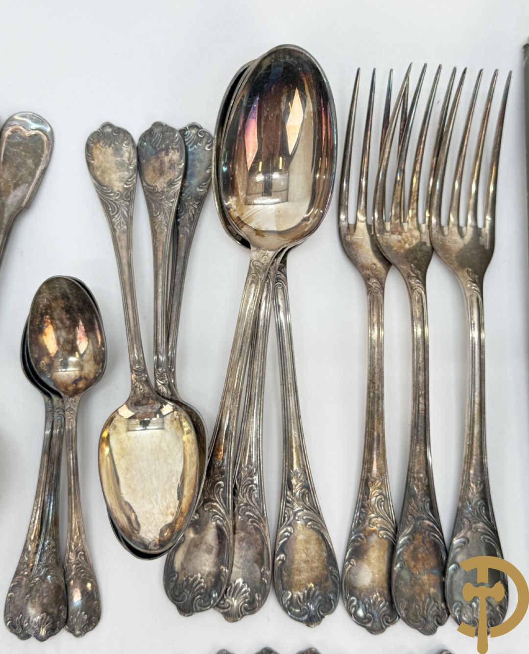 Verzilverd Louis XV bestek Christofle bestaande uit 12 kreeftvorken, 12 vismessen, 12 ijslepels, 3 vorken, 3 lepels, 3 dessertlepels en 3 koffielepels + 8 verzilverde Louis Philippe lepels, 6 verzilverde Louis Philippe vorken + 2 verzilverde vorken + verzilverd mes