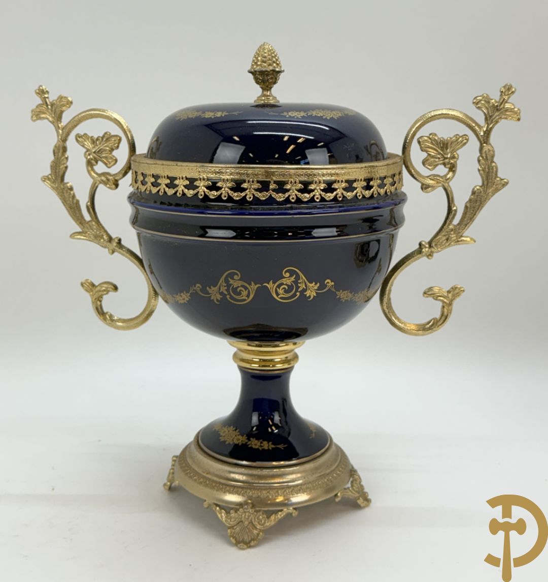 Sèvres stijl dekselpotiche met koperen ornamenten en romantisch decor + lampadaire in Sèvres stijl met romantisch decor