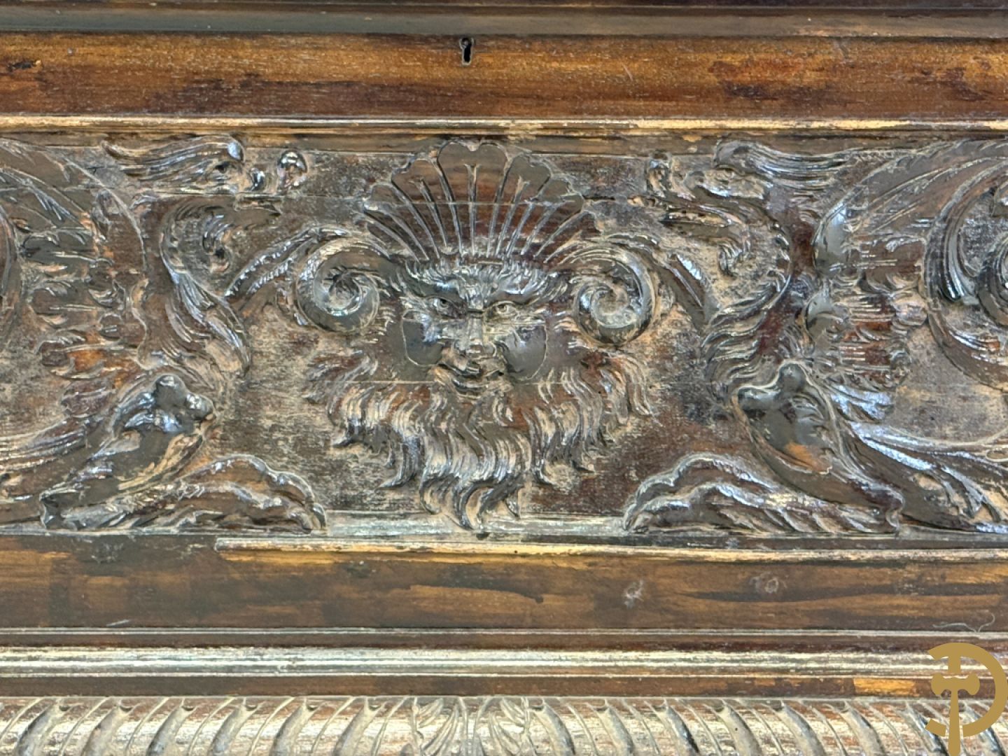 Hall bank met Neo Reniassance sculptuur van cupido