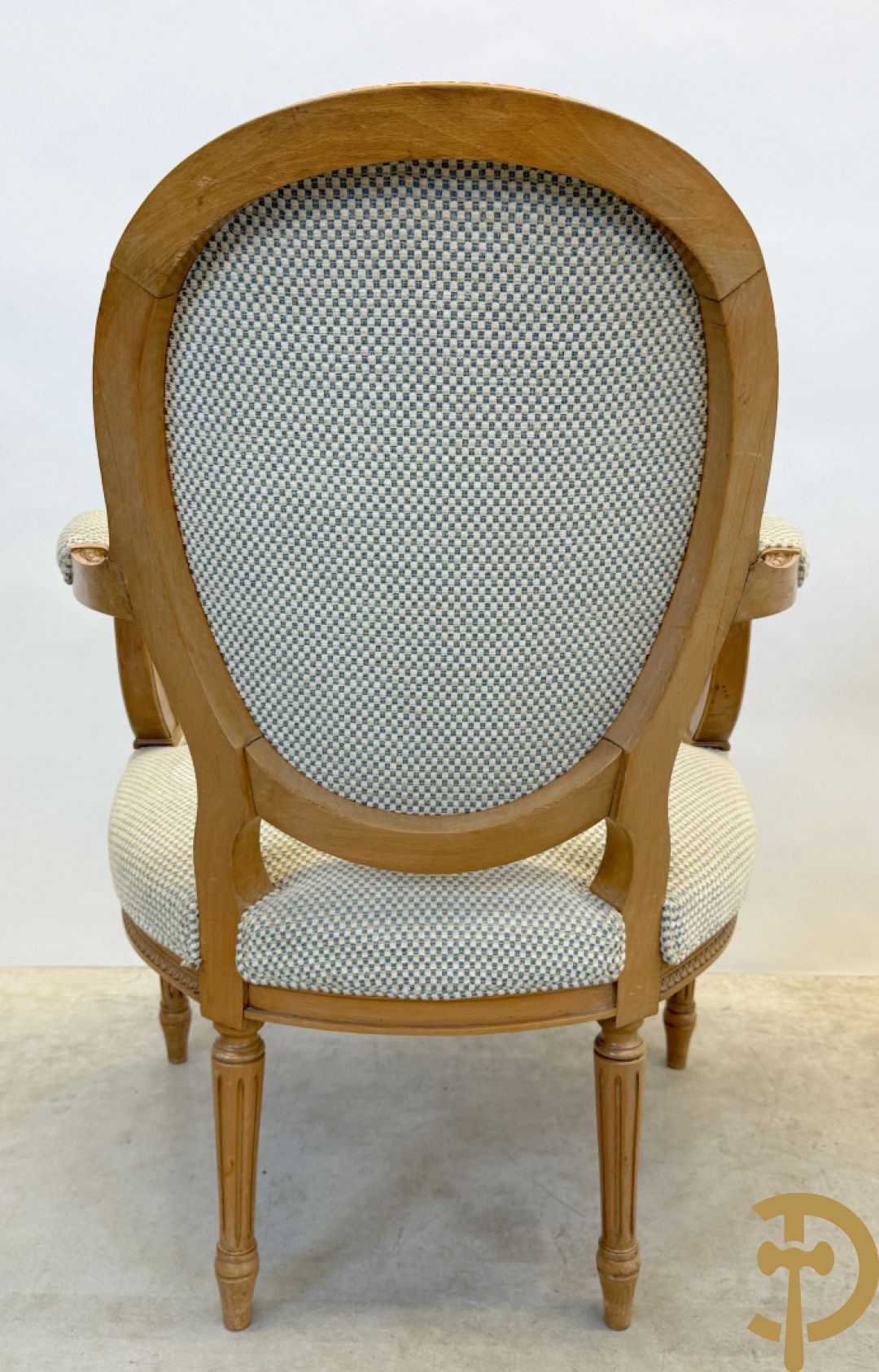 Paar beukenhouten Louis XVI stijl armzetels met medaillon