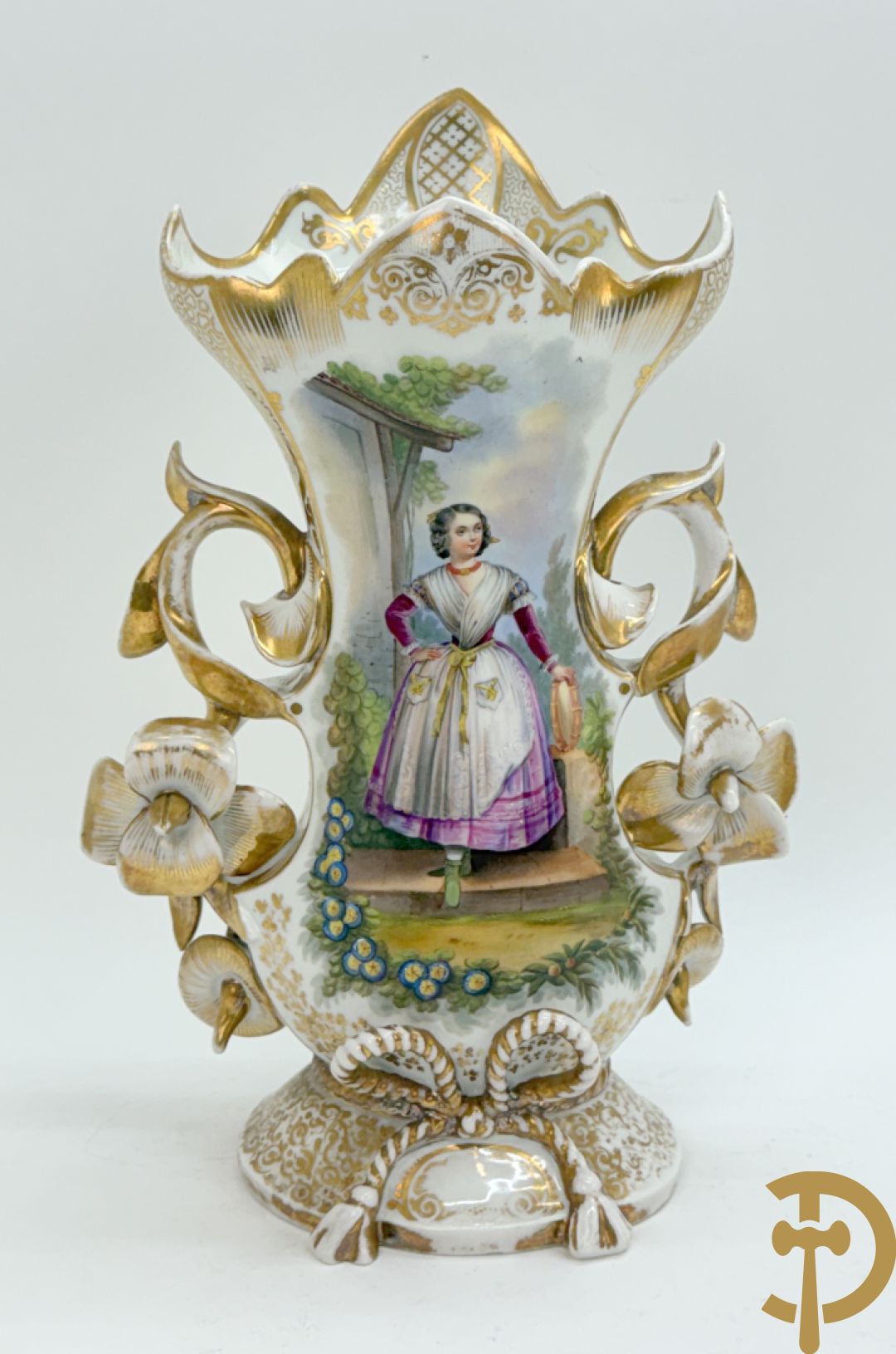 Paar Vieux Paris cornetvazen met handbeschilderd bloemendecor + Vieux Paris cornetvaas met decor van elegante dame