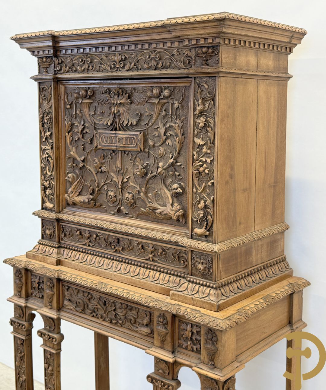 Italiaanse handgesculpteerde Neo Renaissance credance, bovenaan met klep en onderaan met lade - sculptuur van dieren en accanthusranken, gemerkt Venetia