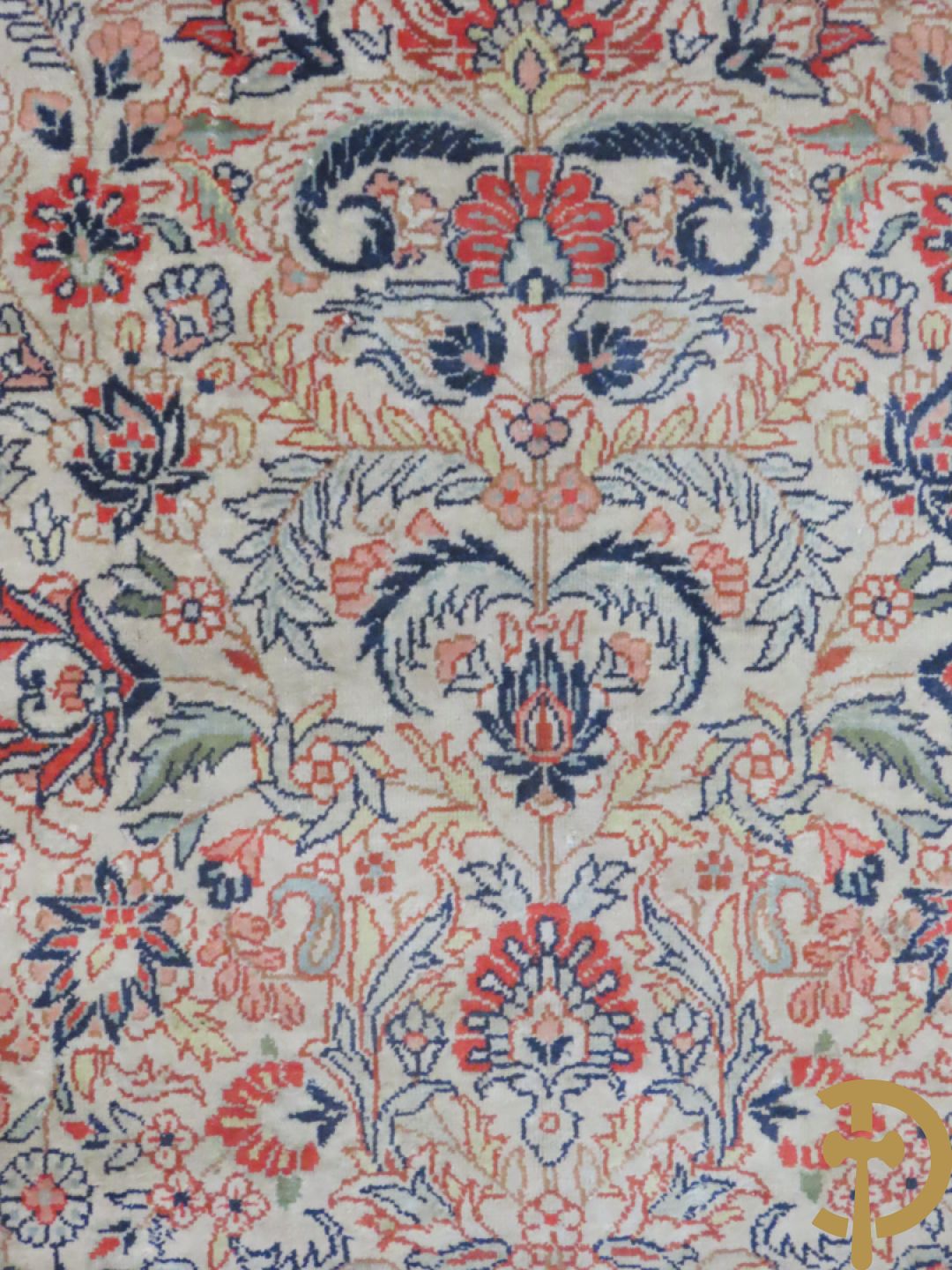 Zijden handgeknoopt tapijt met amfoor en bloemendecor