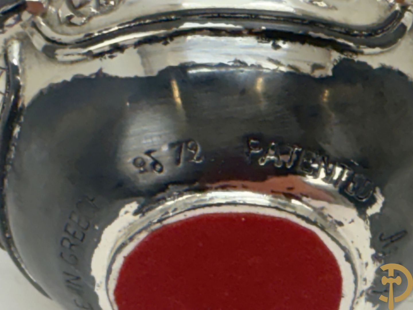 Grieks orthodox ei met 4 religieuse scènes met zilver bekleed.