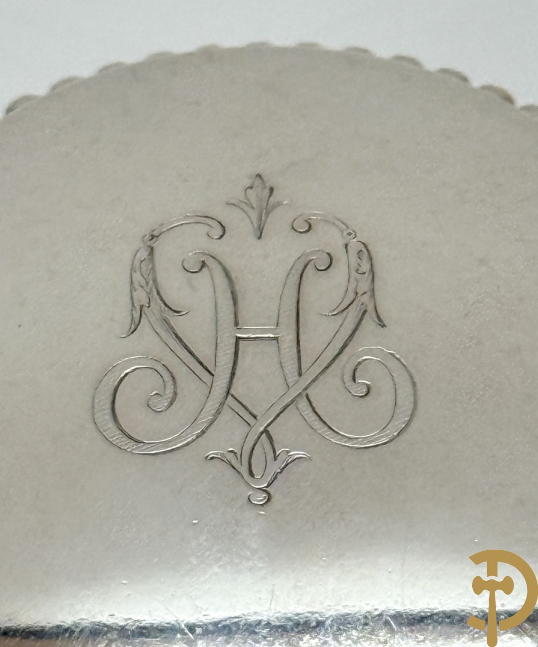 Vier karaffen met geslepen bloemenmotief bezet en  massief zilveren dop, met initialen HV, zilver gemerkt met minerva stempel 1e gehalte, maker J. Gruhier