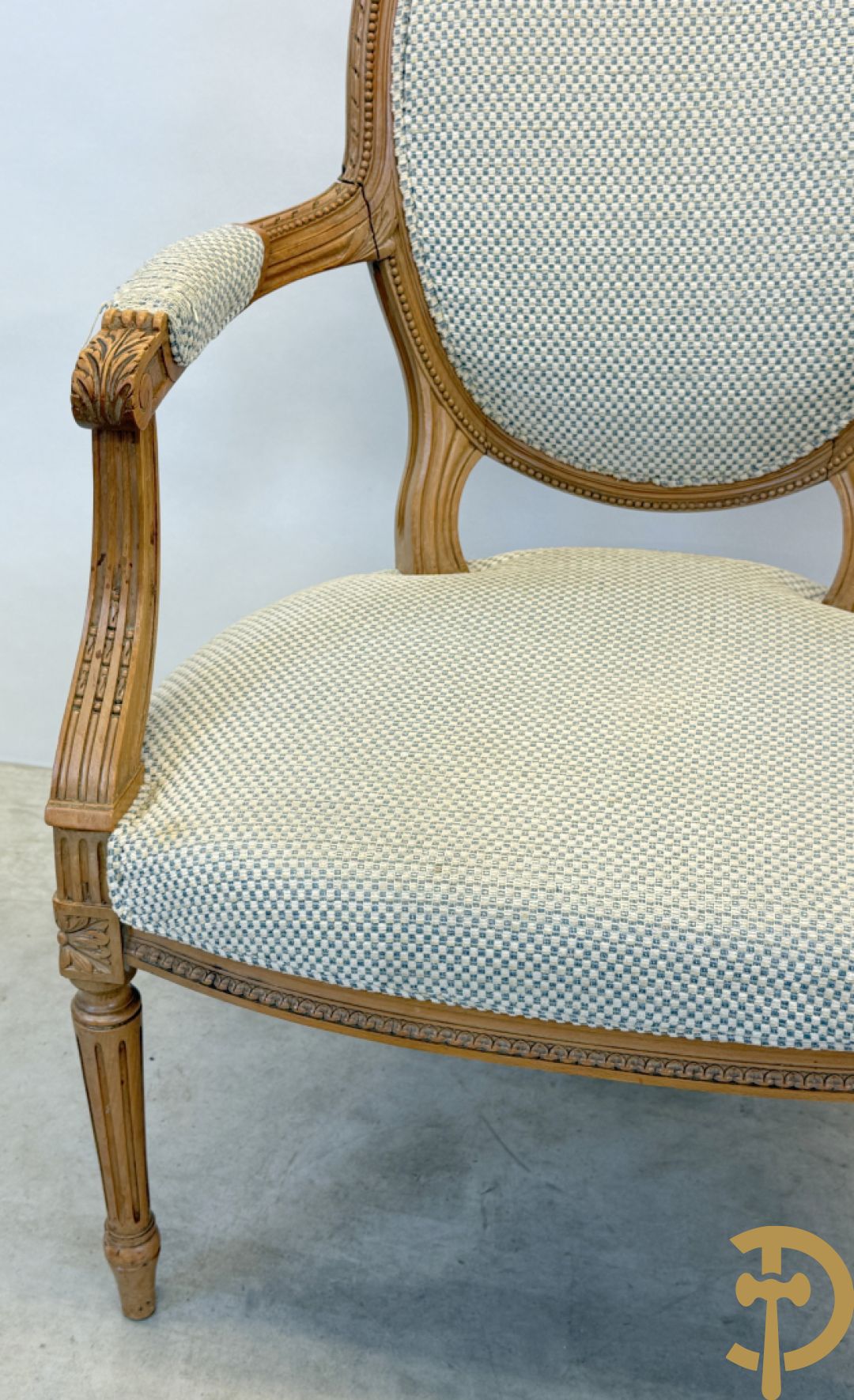 Paar beukenhouten Louis XVI stijl armzetels met medaillon