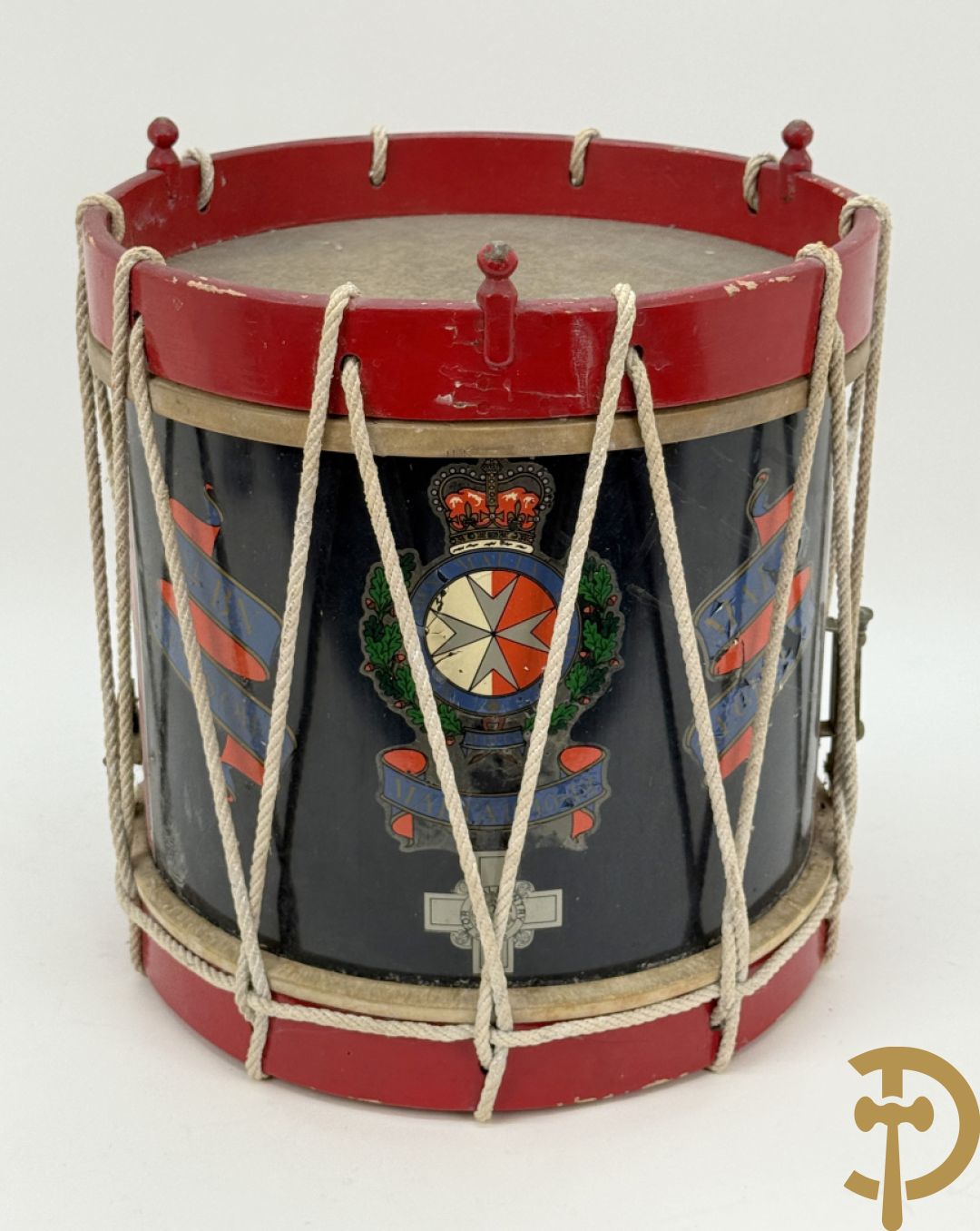 Antieke trommel met embleem van Malta Regiment, 1st. BN King