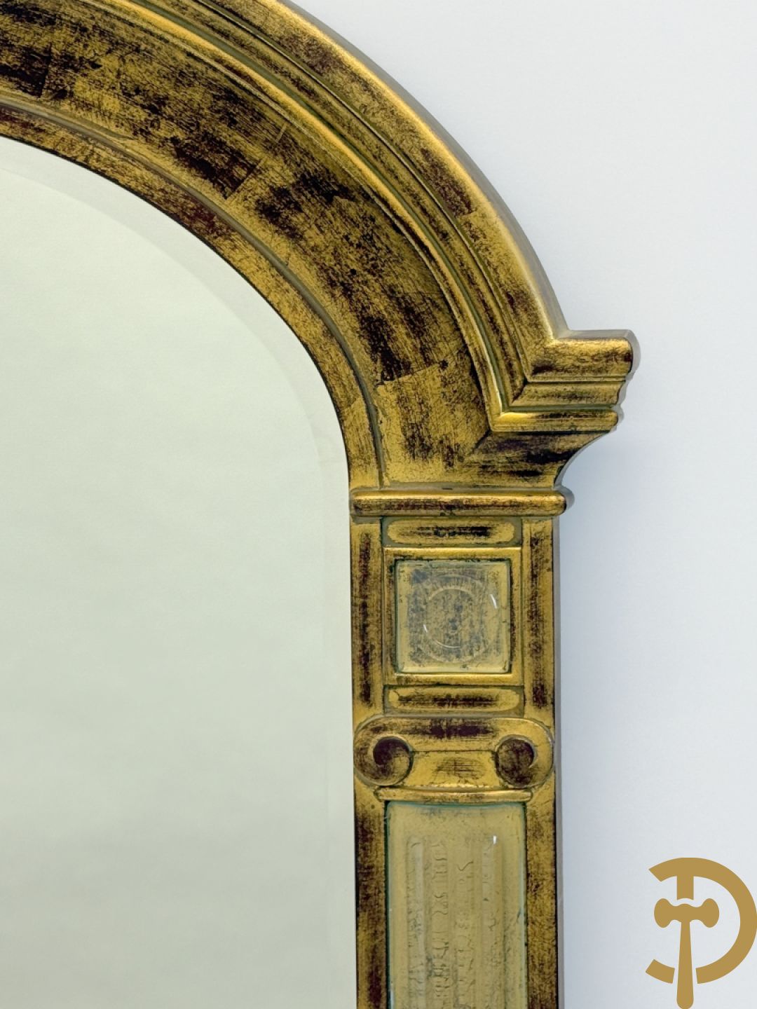 Vergulde boogvormige spiegel met zijdelings ionische zuilen, Deknudt, Vintage, jaren 
