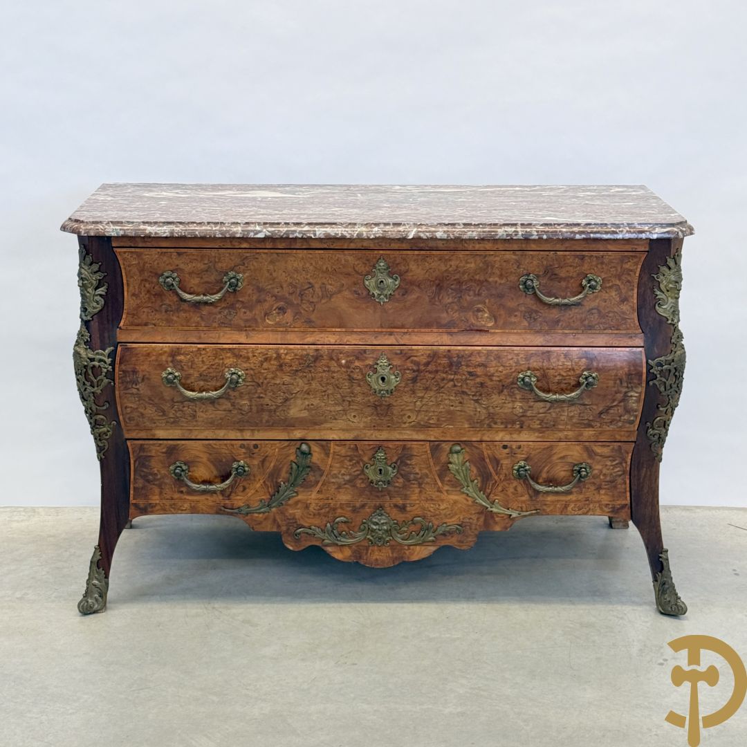 Wortelnotehouten drieladencommode met bronsbeslag van mazarinkoppen en accanthusranken, bovenaan met rood geaderd marmeren blad