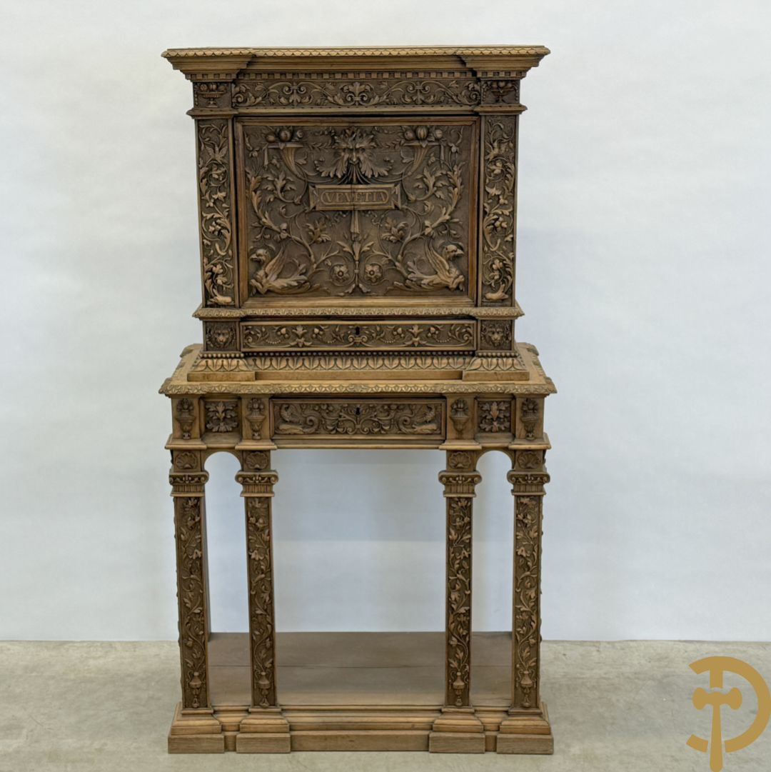 Italiaanse handgesculpteerde Neo Renaissance credance, bovenaan met klep en onderaan met lade - sculptuur van dieren en accanthusranken, gemerkt Venetia