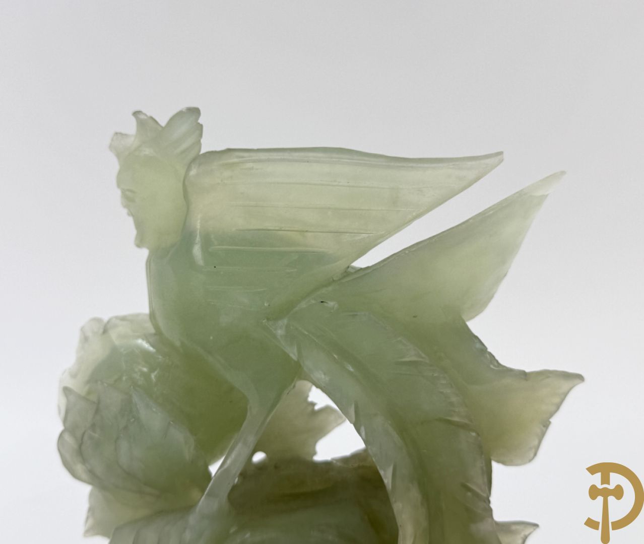 Drie handgesculpteerde Aziatische vogels met bloemenmotieven in jadeiet + klein haantje in jadeiet