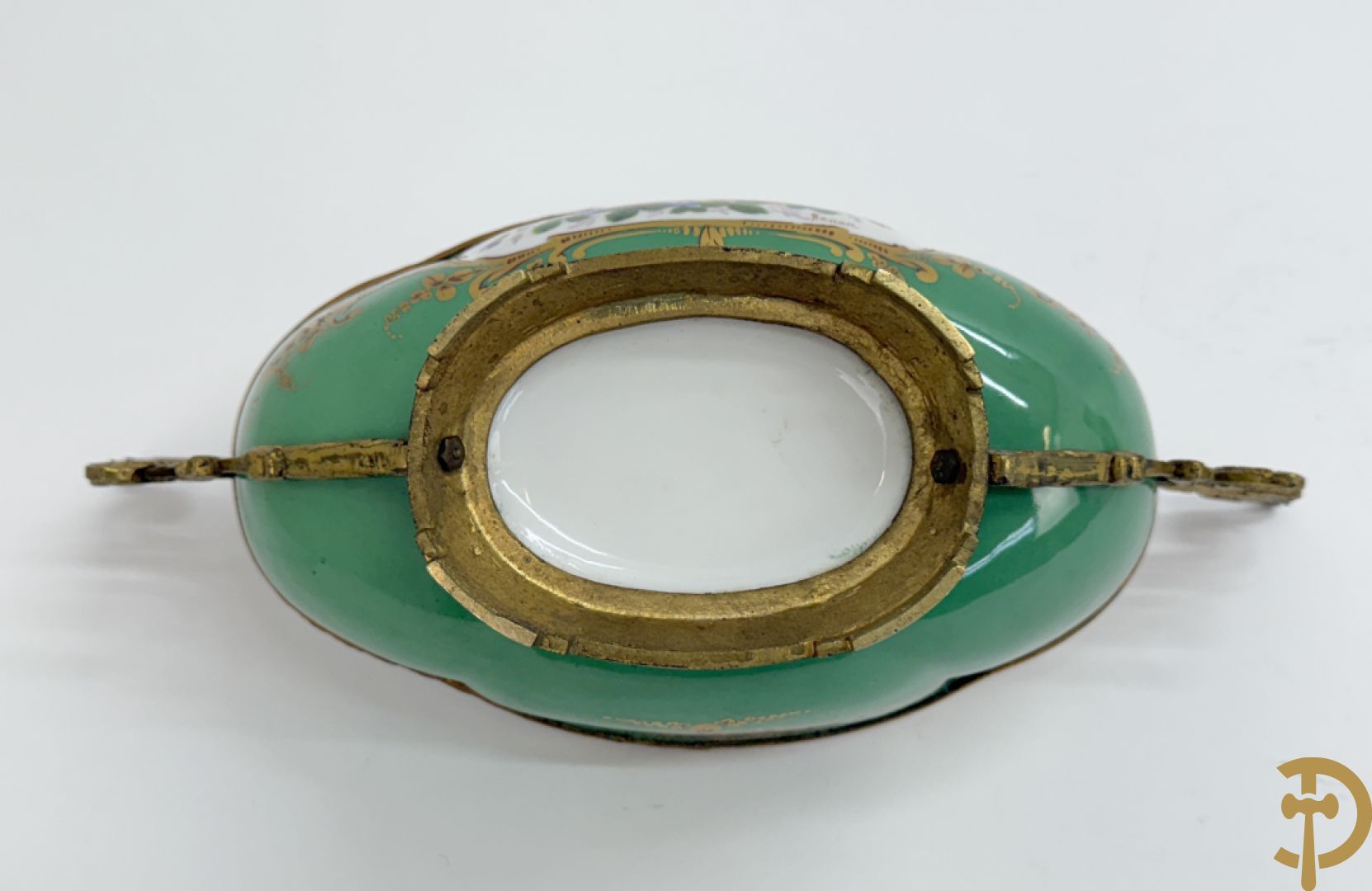 Sèvres cachepot met dubbel decor van handbeschilderde romantische dames en bloemendecor + cachepot in Frans porselein met bloemendecor gevat in bronzen houder + Limoges medici vaas met zwanehalzen