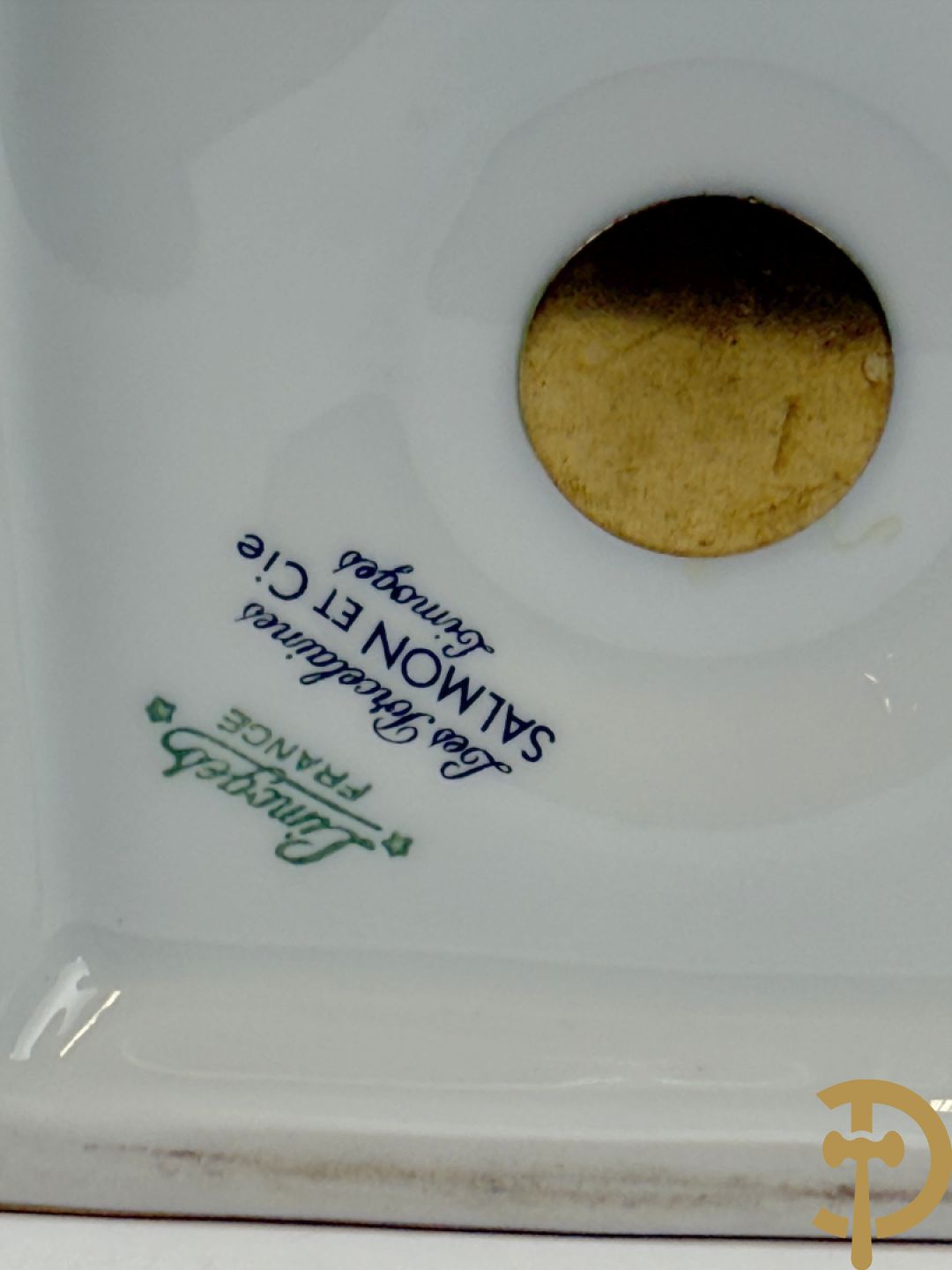 Sèvres cachepot met dubbel decor van handbeschilderde romantische dames en bloemendecor + cachepot in Frans porselein met bloemendecor gevat in bronzen houder + Limoges medici vaas met zwanehalzen