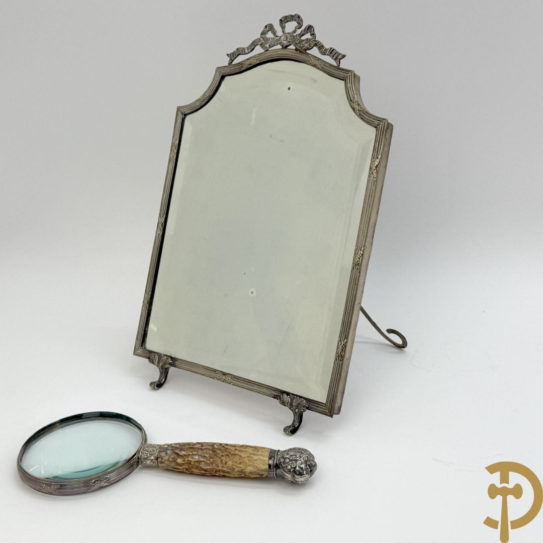 Verzilverde kader met Louis XVI motieven en geslepen spiegel + vergrootglas imet benen handvat en verzilverde montuur