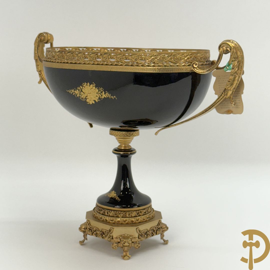 Coupe in kobaltblauw porselein met romantische geanimeerde scène, Rons E. getekend, Limoges France
