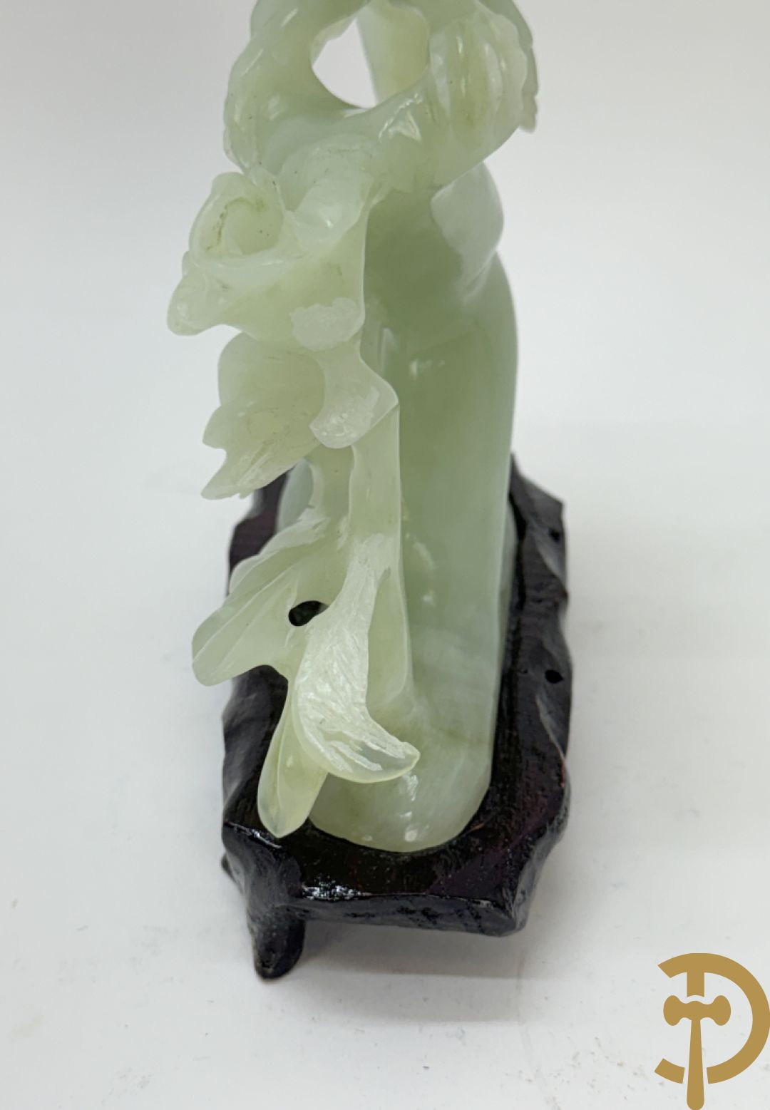 Drie handgesculpteerde Aziatische vogels met bloemenmotieven in jadeiet + klein haantje in jadeiet