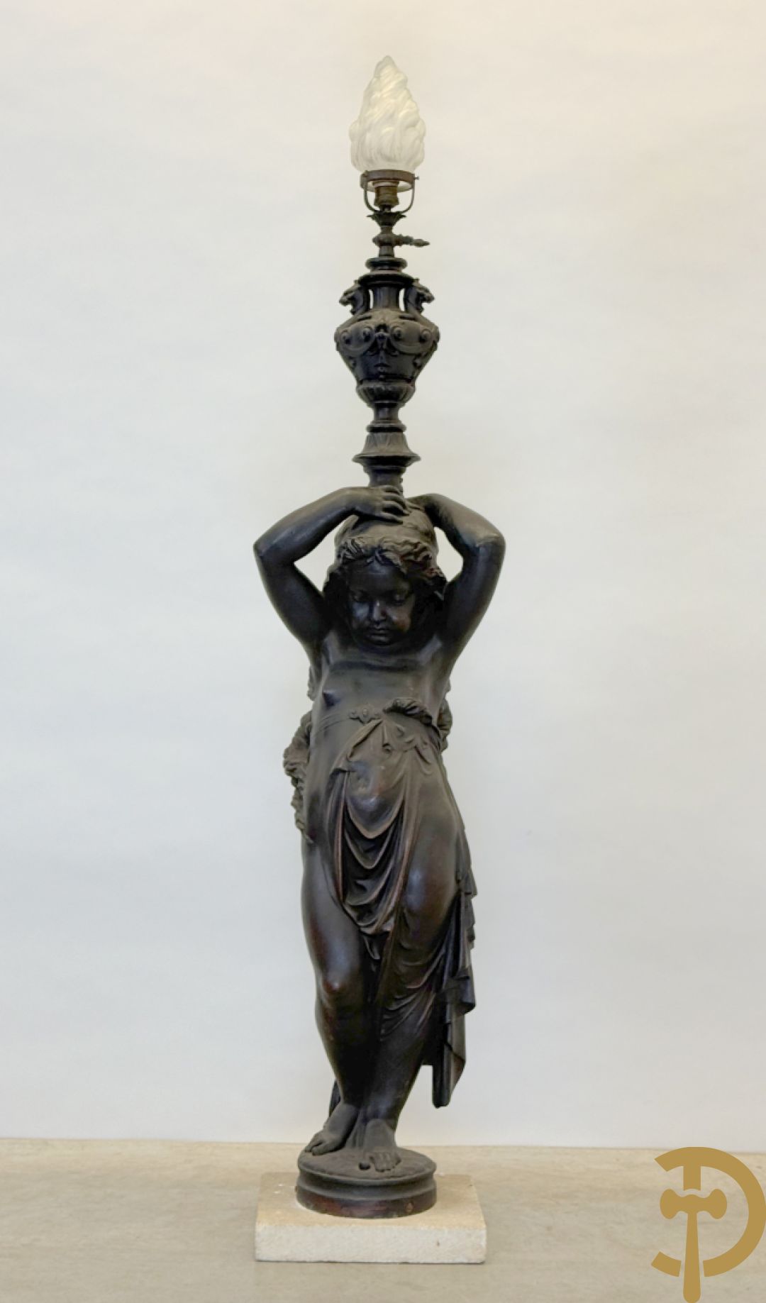Gietijzeren gepatineerd beeld van cupido dragende een amfoor op het hoofd als lantaarn