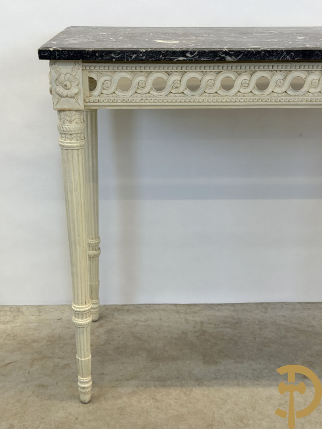Houtgesculpteerde en gepolychromeerde Louis XVI console met grijs marmeren blad