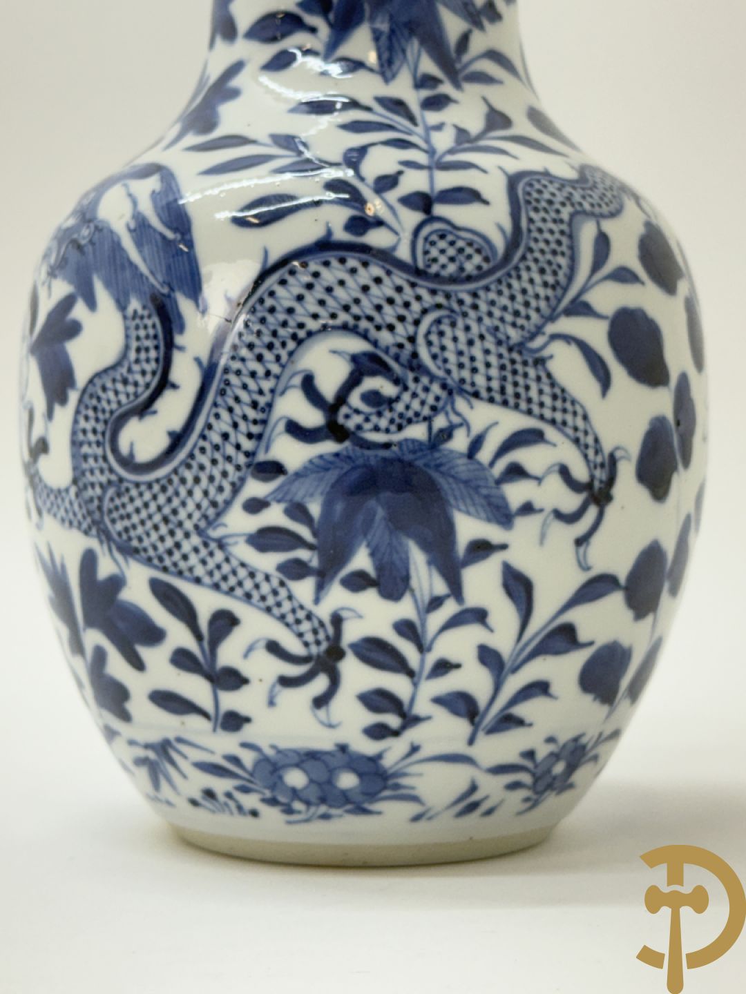 Chinees porseleinen kalebasvormig vaasje blauw/wit met bloemen en drakendecor, onderaan gemerkt