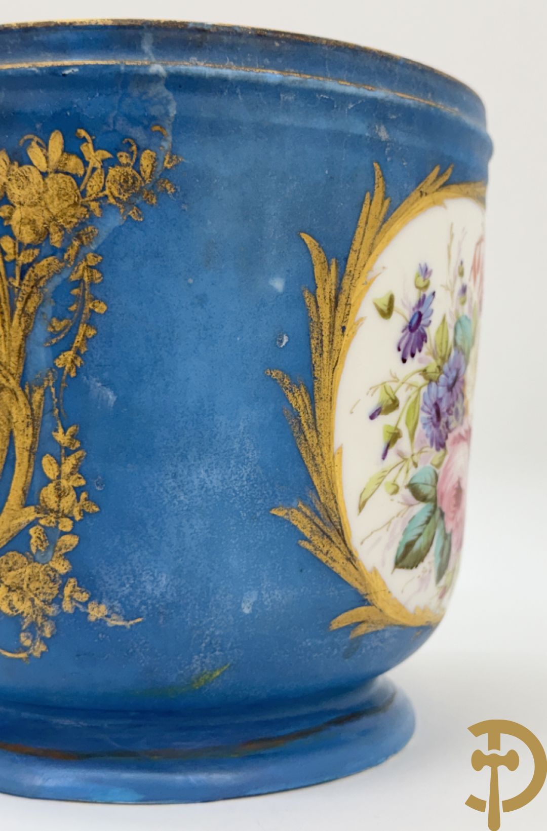 Sèvres cachepot met dubbel decor van handbeschilderde romantische dames en bloemendecor + cachepot in Frans porselein met bloemendecor gevat in bronzen houder + Limoges medici vaas met zwanehalzen