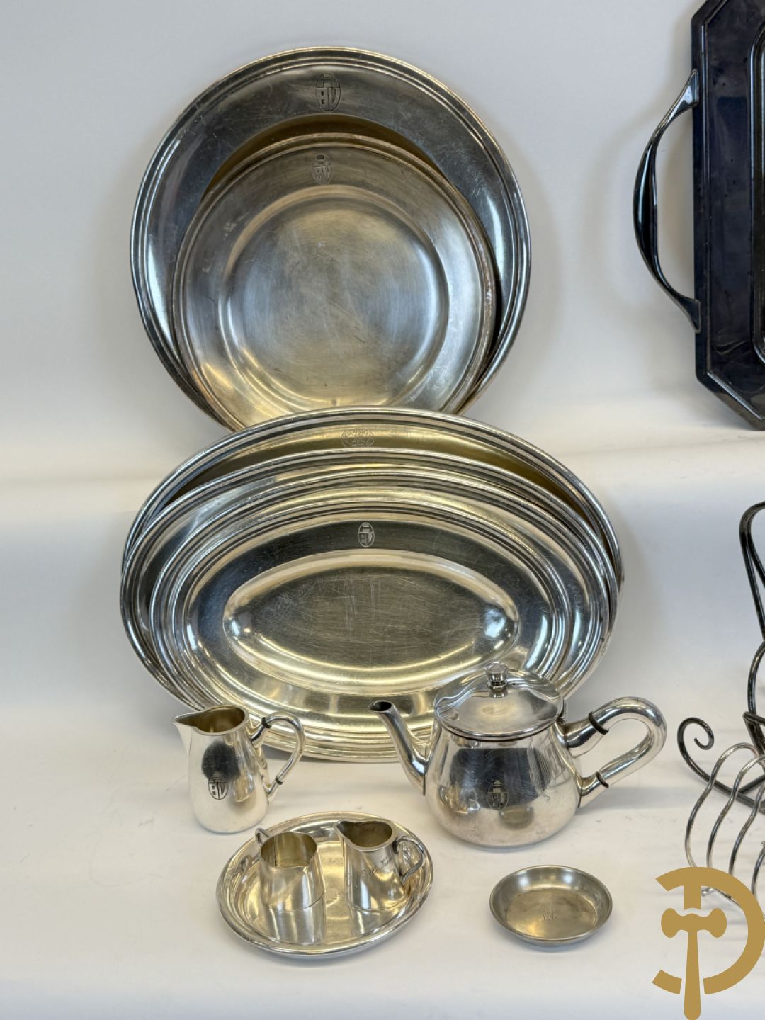 Lot verzilverde schalen, toasthouders, saucières en coupes