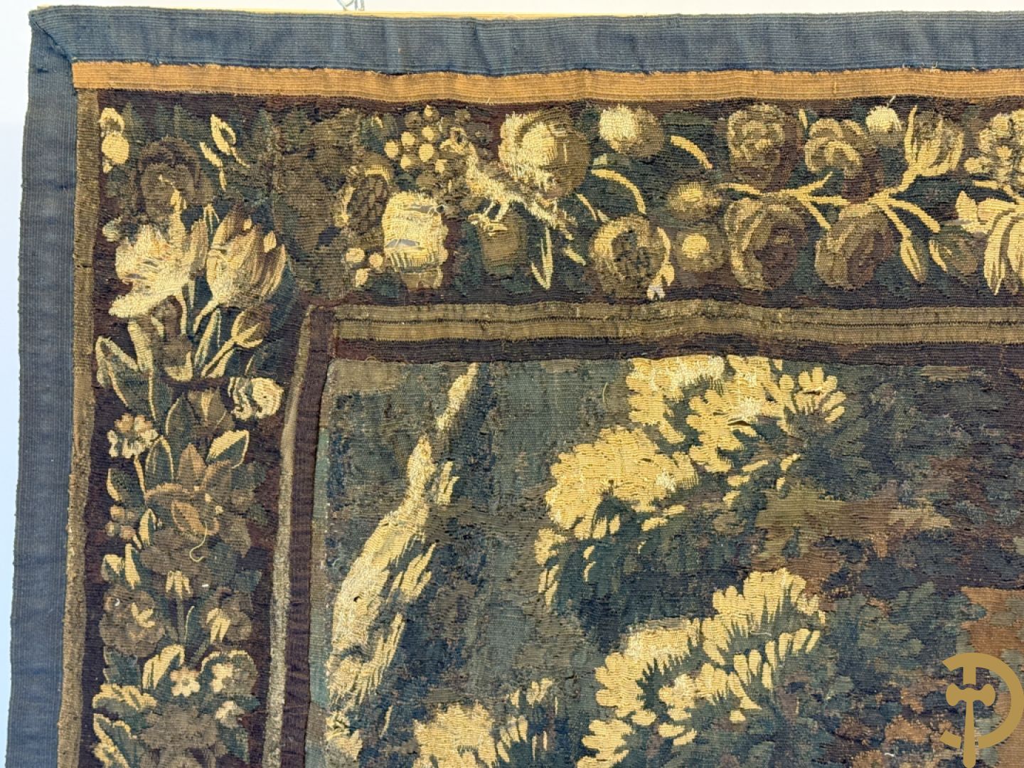 Fragment van wandtapijt met geanimeerde mythologische scène, omgeven door florale omranding, 18e