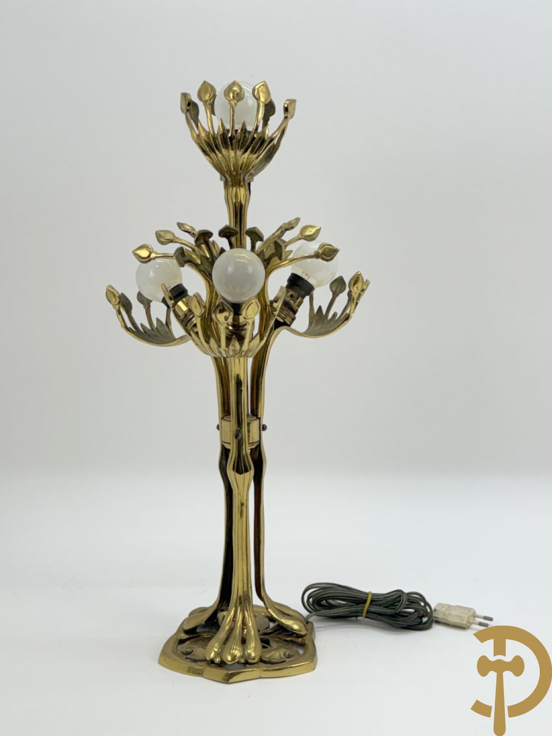 Paar koperen vierarmige lampen met gestyleerde bloemen-en plantenmotieven, Jugendstil
