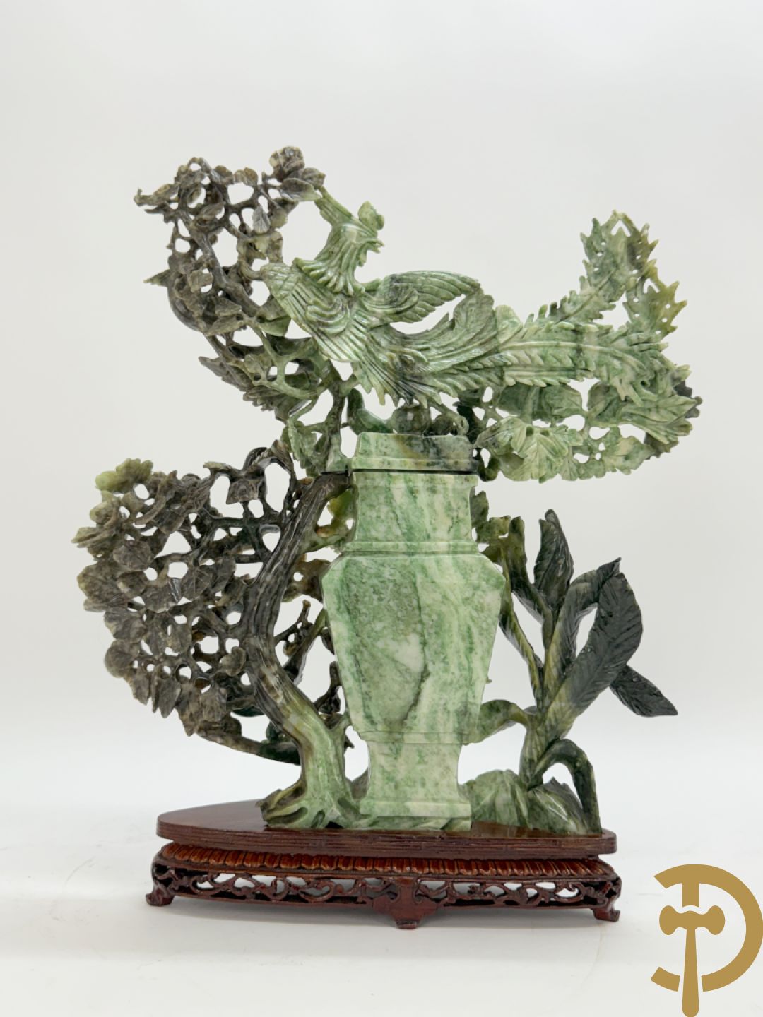 Chinese handgesculpteerde sculptuur in speksteen met amfoor, bloemen en vegelmotieven (tweedelig)