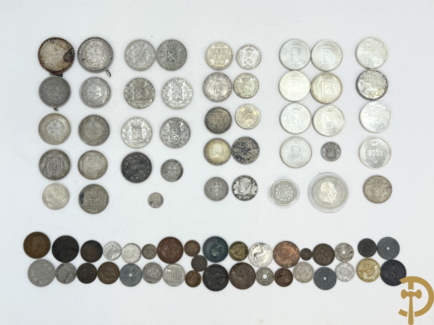 Verzameling munten w.o. zilveren Franse en Belgische 5 frankstukken, zilveren BNelgische stukken van 500 Fr., 250 fr. en 100 Fr e.a. + oude metalen munten