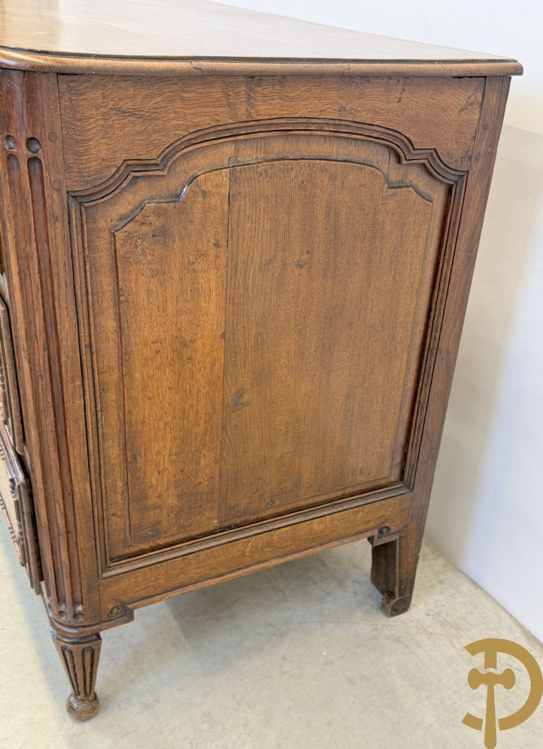 Massief eiken drieladencommode met afgeronde gecanneleerde stijlen, 19e